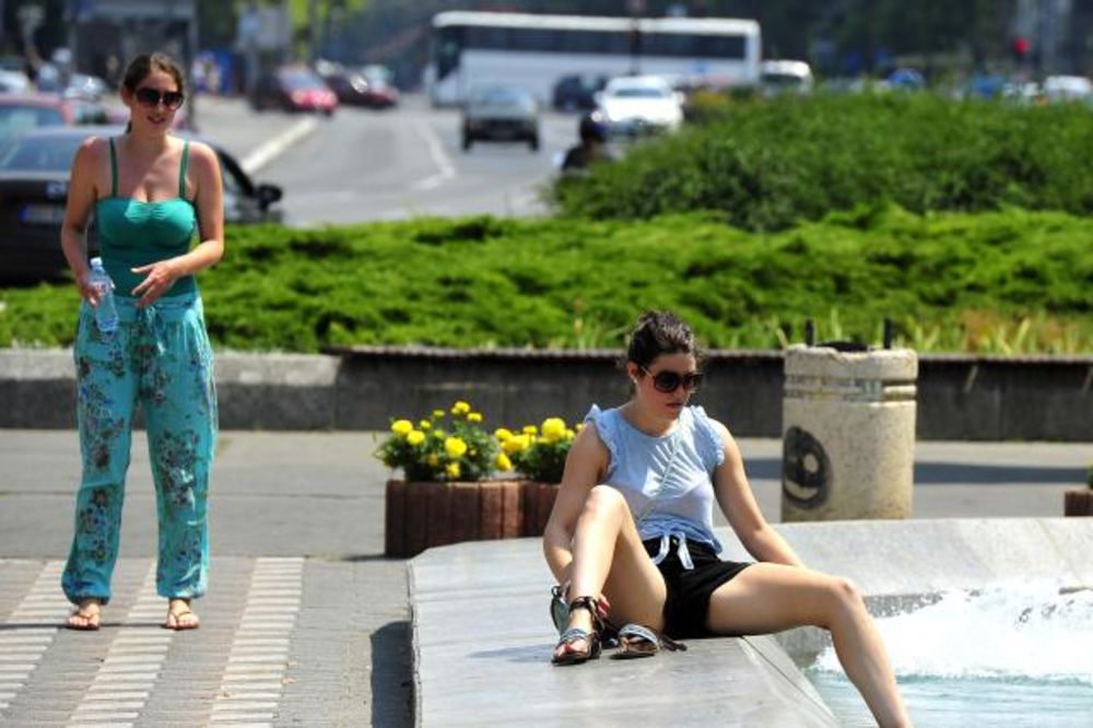 (FOTO) TROPSKA VRELINA: Ovako se Beograđanke rashlađuju na plus 35!