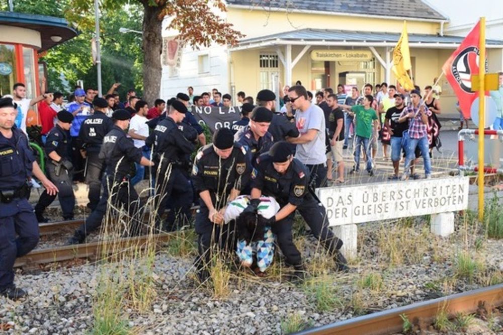 (FOTO) NAPETO: Azilanti hteli da blokiraju prugu, policija ih vukla sa šina!
