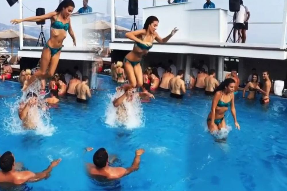 (VIDEO) OVO MOŽE SAMO ARKANOVA ĆERKA: Pogledajte kako Anastasija bez straha skače u bazen!