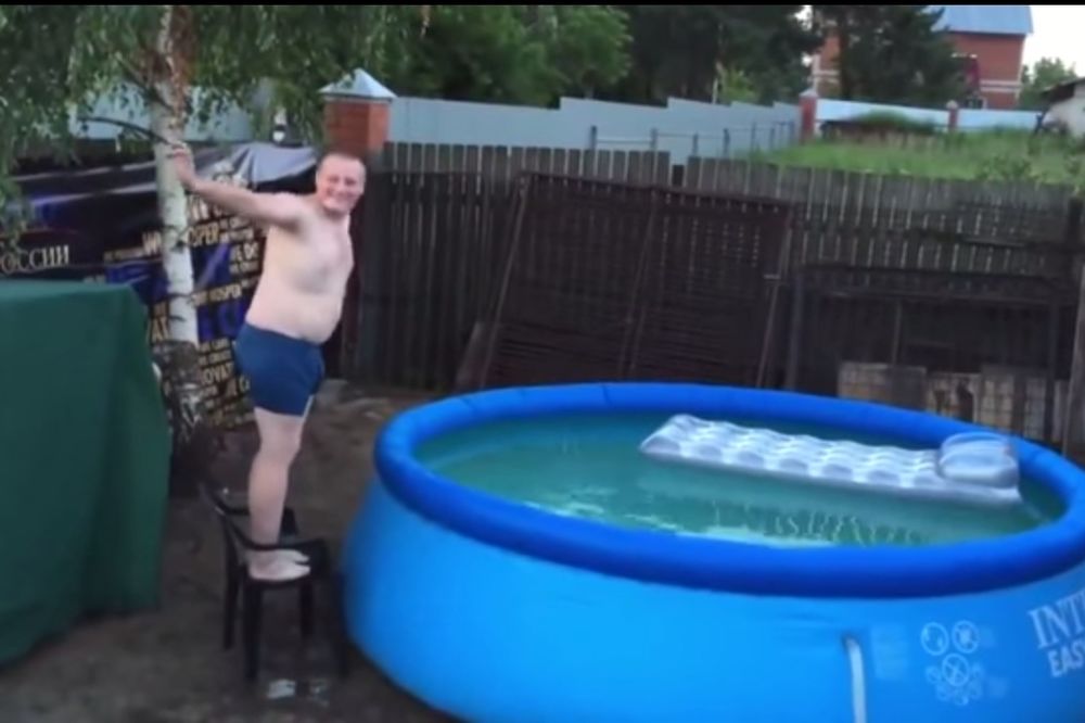 (VIDEO) POBEDNIK U BLAMIRANJU: Ovo je najgluplji ovogodišnji skok u bazen!