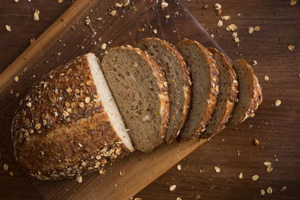 SVETLA I TAMNA STRANA ISHRANE: Šta je bolje za mršavljenje, crni ili beli hleb?