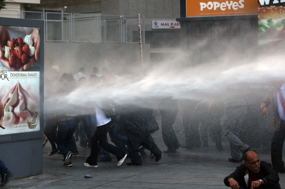 OKUPANO 1.000 DEMONSTRANATA: Vodeni top i suzavac u centru Ankare