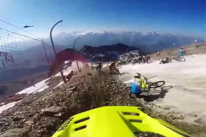 (VIDEO) ADRENALINSKO LUDILO: Evo kako izgleda kada biciklom juriš niz Alpe