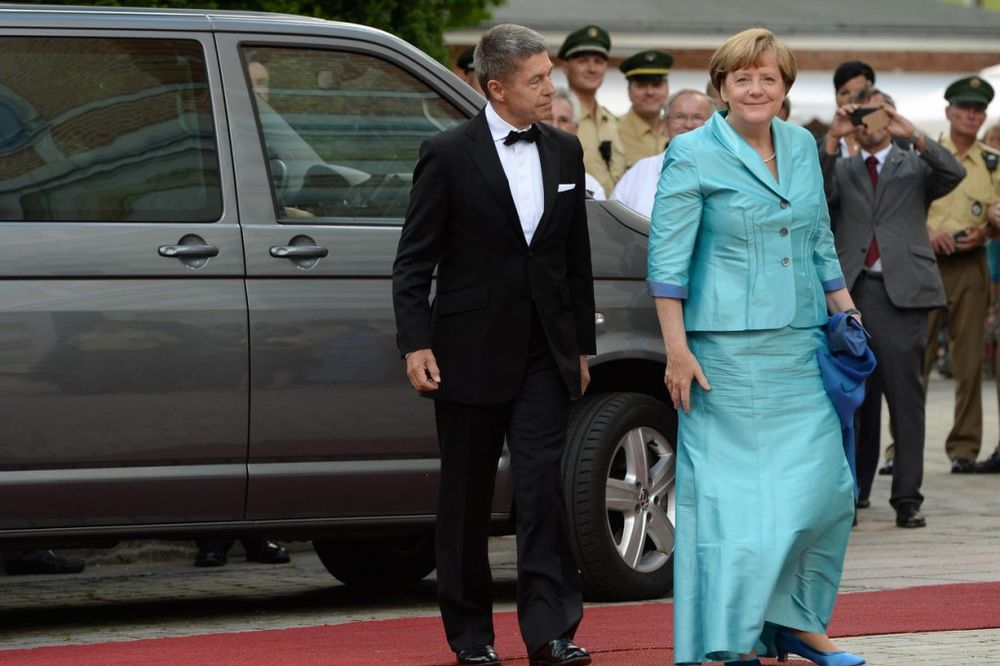 (VIDEO) KAD IZVEDEŠ MUŽA: Angela Merkel pala i završila pod stolom