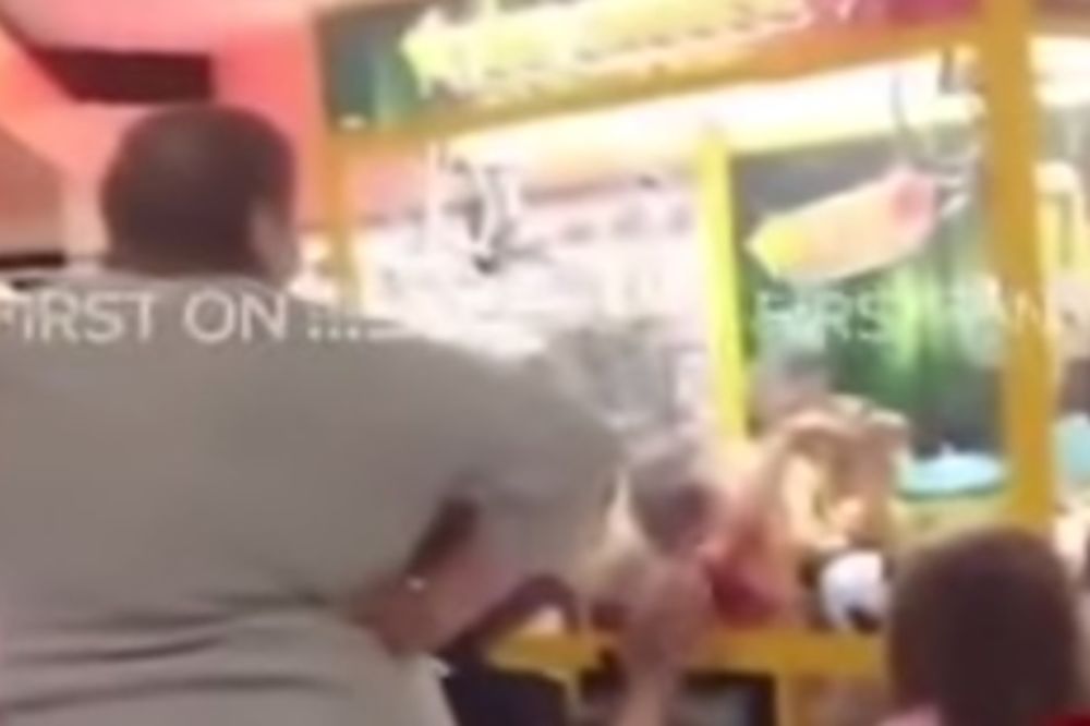 (VIDEO) RODITELJI U ŠOKU: Dečak se zaglavio u aparatu za igračke!