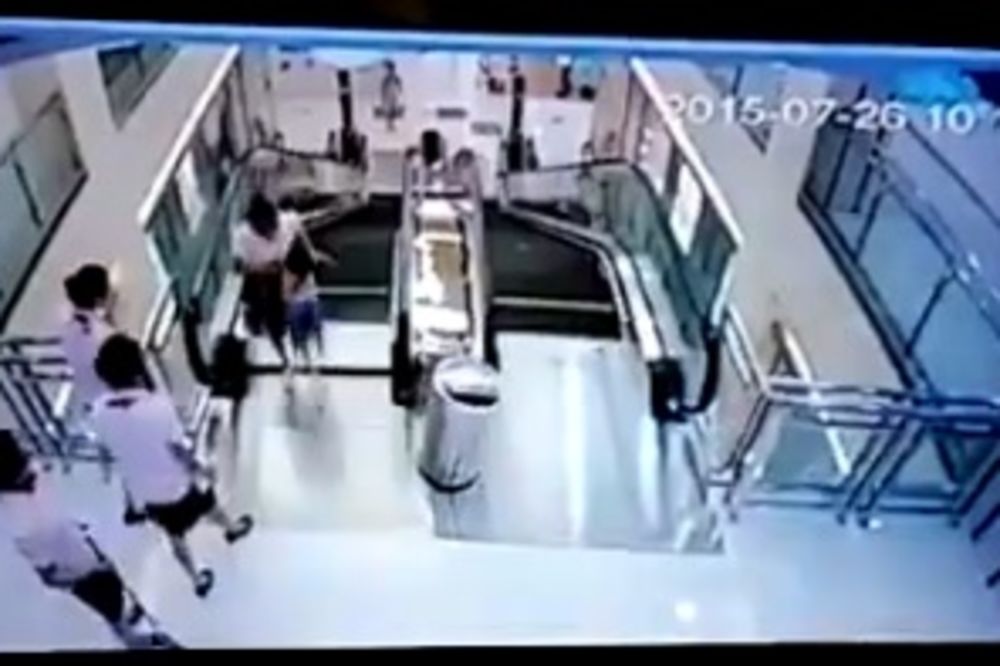 (VIDEO) UŽAS U TRŽNOM CENTRU: Ženu samlele pokretne stepenice, dete spasila u poslednjoj sekundi!