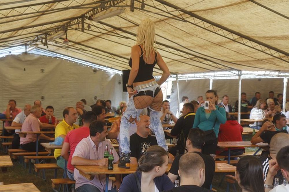 GO-GO HAOS POD ŠATROM U ČEVLJANOVIĆIMA: Važniji selfi sa  plesačicama na stolovima nego korida!