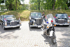 (FOTO) NA ZADNJEM SEDIŠTU TITOVOG AUTA: Pogledajte u kakvom se luksuzu vozio Josip Broz!