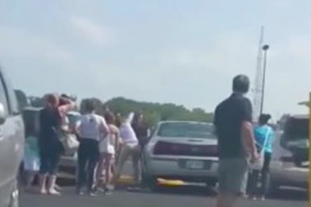 (VIDEO) Spasla ostavljeno dete iz usijanog automobila, vlasnici vozila tražili odštetu! (VIDEO)