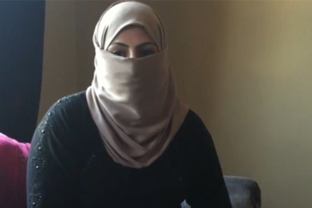 (VIDEO) SVADBENI DAR ŠEFA ISLAMSKE DRŽAVE: Dao sadistkinji da odseče glavu drugoj ženi - kao poklon!