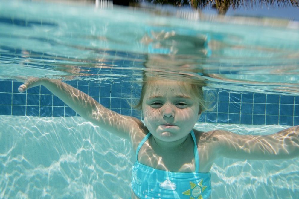 RODITELJI, OPREZ: Dete se može udaviti i 24 sata nakon boravka u vodi