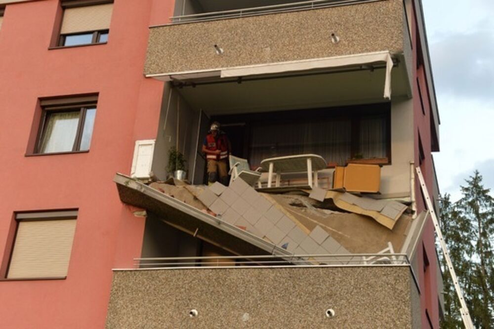 (FOTO) SRUŠIO SE KAO DA JE OD KARATA: Balkon pao na komšijsku terasu!