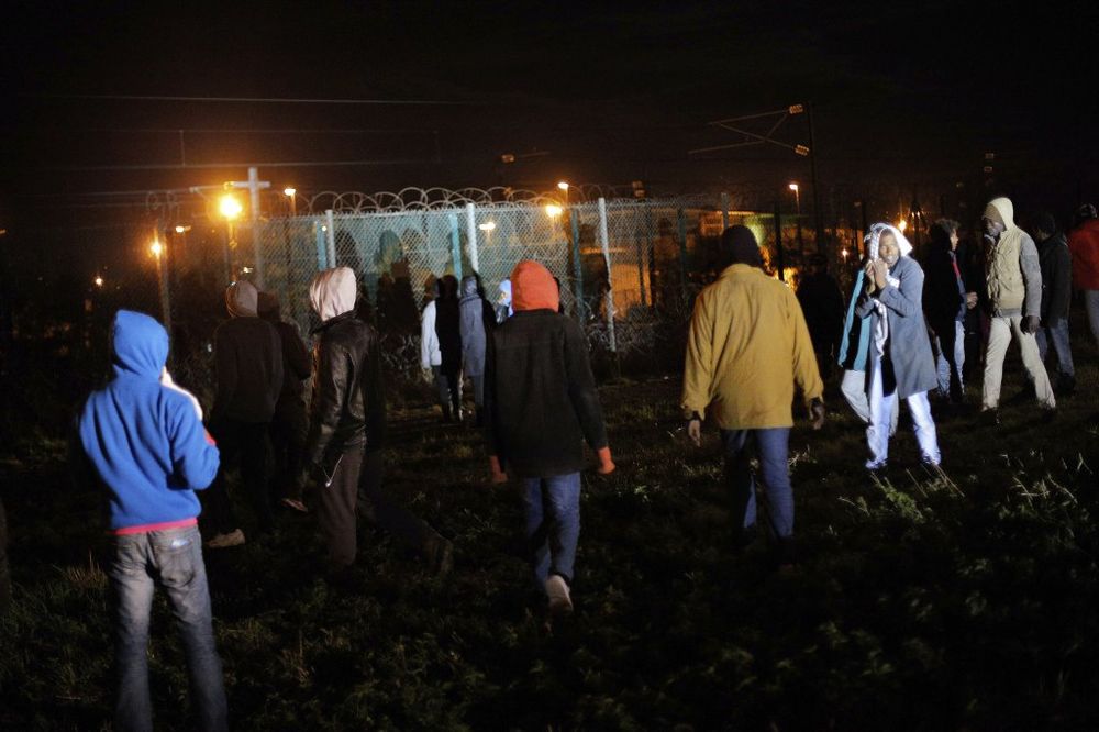 (VIDEO) OPSADA EVROTUNELA: Izbeglice u grupama od 400 uleću kroz rupe u ogradi