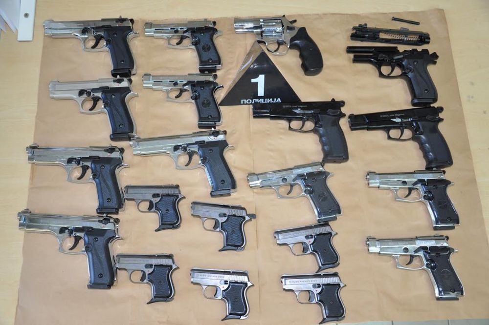 SPAKOVANI U KROVU VAGONA: Niška policija zaplenila arsenal gasnih pištolja