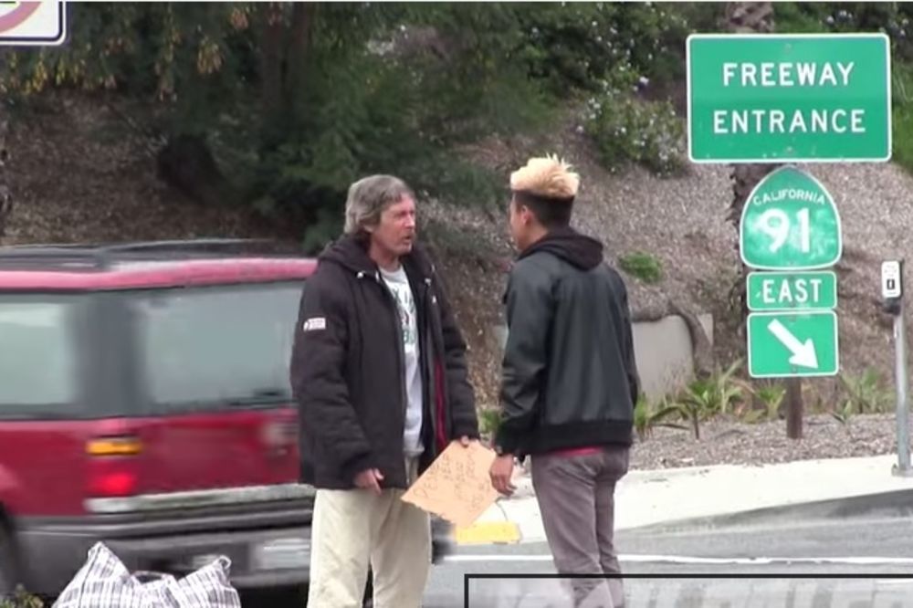 (VIDEO) Beskućniku dao 100 dolara, šokiraćete se kada vidite šta je uradio s njima!