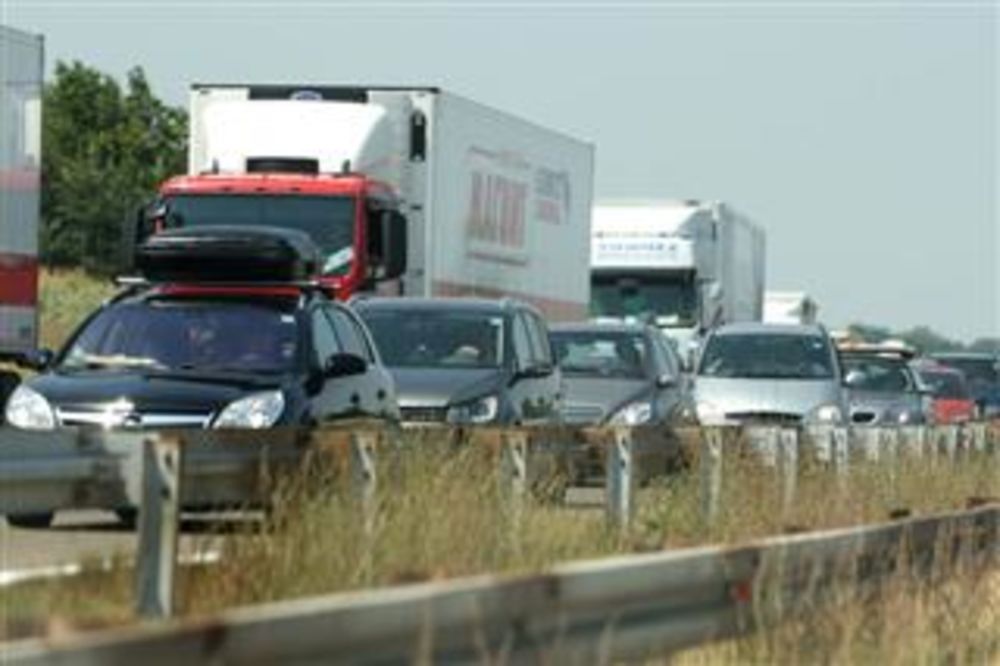 GUŽVA KOD VELIKE PLANE: 14 kilometara duga kolona automobila na auto-putu Beograd-Niš