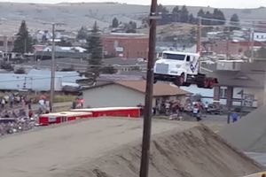 (VIDEO) OVAKO SE ULAZI U ŠOFERSKU ISTORIJU: Ono što je uradio s kamionom nikome ne bi palo na pamet!
