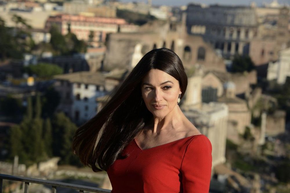 LEPO STOJI SRPSKA BLUZA: Italijanska lepotica Monika Beluči obukla tuniku od veza!