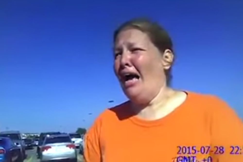 (VIDEO) STRAVIČAN TRENUTAK: Majka shvata da je ostavila bebu u autu na vrućini