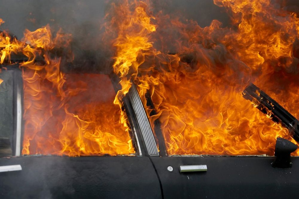 POŽAR NA BUBANJ POTOKU: Auto se zapalio usred vožnje!