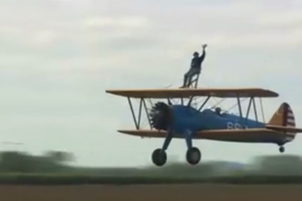 (VIDEO) NEUSTRAŠIV: Proslavio 90. rođendan leteći na avionu