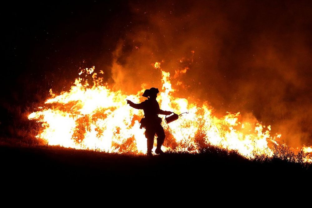 POŽARI BESNE U KALIFORNIJI: Jedna osoba poginula, vatru gasi više od 5.500 vatrogasaca