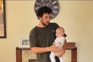 (VIDEO) NEMA VIŠE IZVLAČENJA: 17 načina kako tata treba da drži bebu