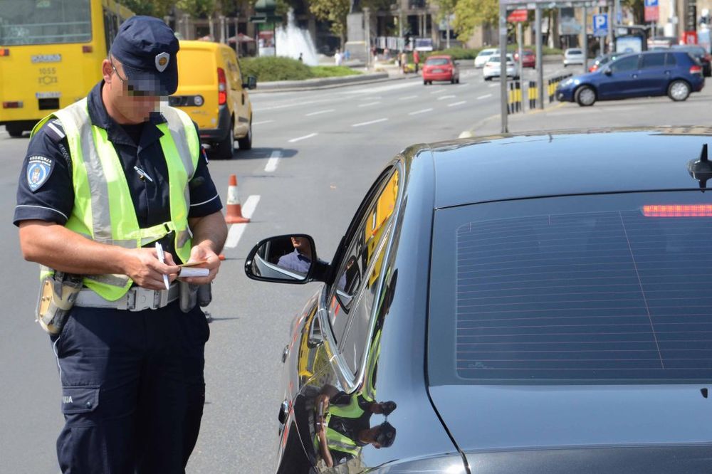 NA PERONU AUTOBUSKE STANICE: Automobil udario policajaca dok je regulisao saobraćaj