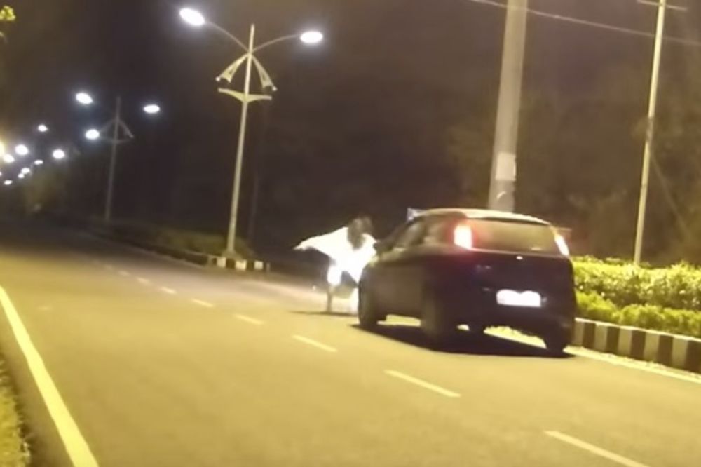 (VIDEO) SKRIVENA KAMERA KOJA JE POŠLA PO ZLU: Preplašeni vozač pregazio duha koji ga je proganjao