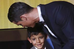 (FOTO, VIDEO) KAKAV OTAC, TAKAC SIN: Pogledajte čemu Ronaldo uči Kristijana Juniora