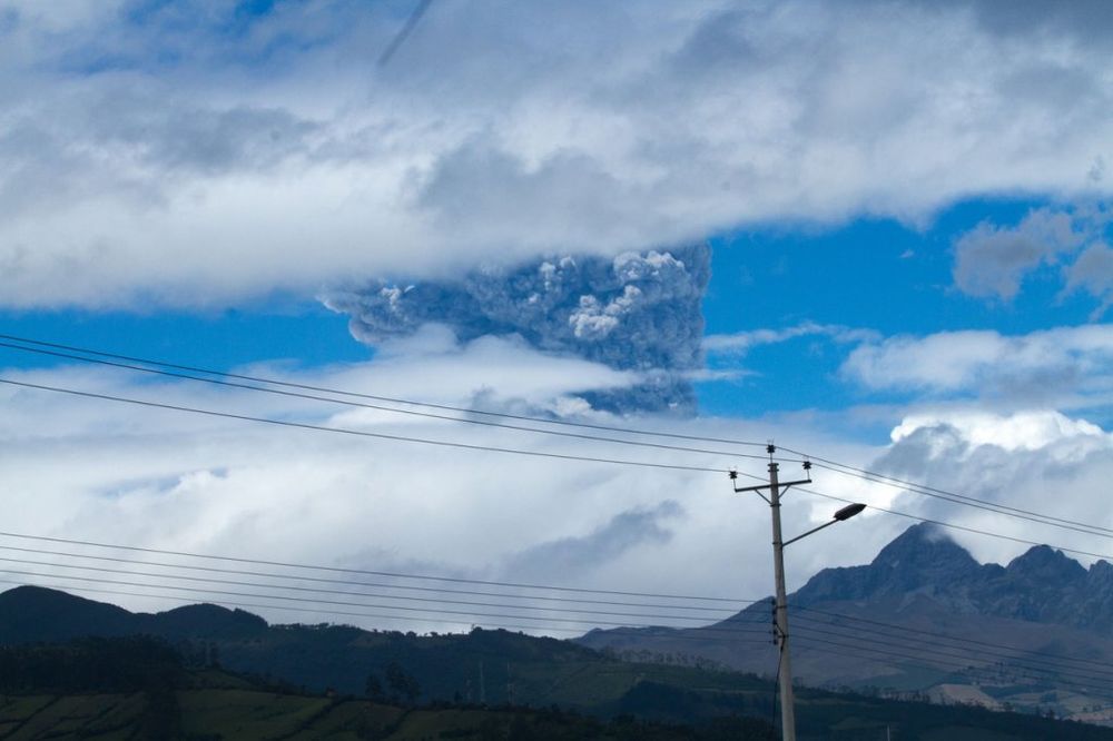 (FOTO) POSLE 138 GODINA MIROVANJA: Vulkan Kotopaksi izbacio oblak pepela visok 5 kilometara