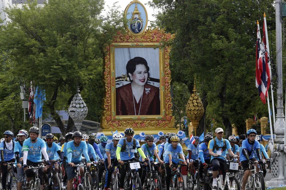 (VIDEO) U NJENO ZDRAVLJE: Tajlanđani proslavili kraljičin rođendan vožnjom bicikla