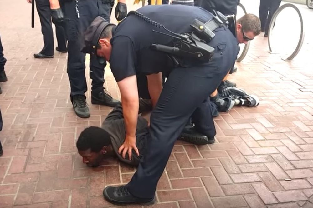 (VIDEO) RAVNOPRAVNO, NEMA ŠTA: 14 policajaca protiv crnca sa jednom nogom
