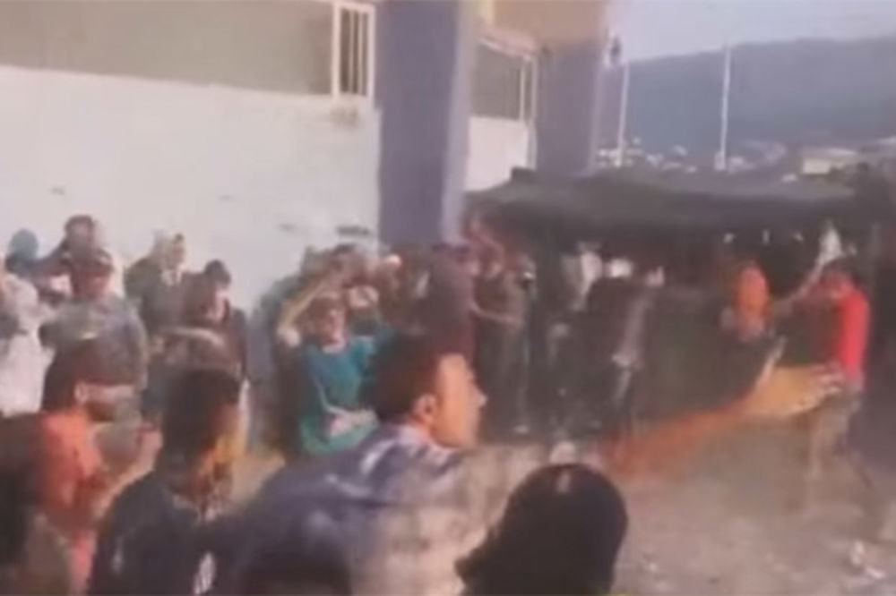 (VIDEO) NEMILOSRDNE TUČE MIGRANATA: Lezbos na tački pucanja pod teretom izbeglica