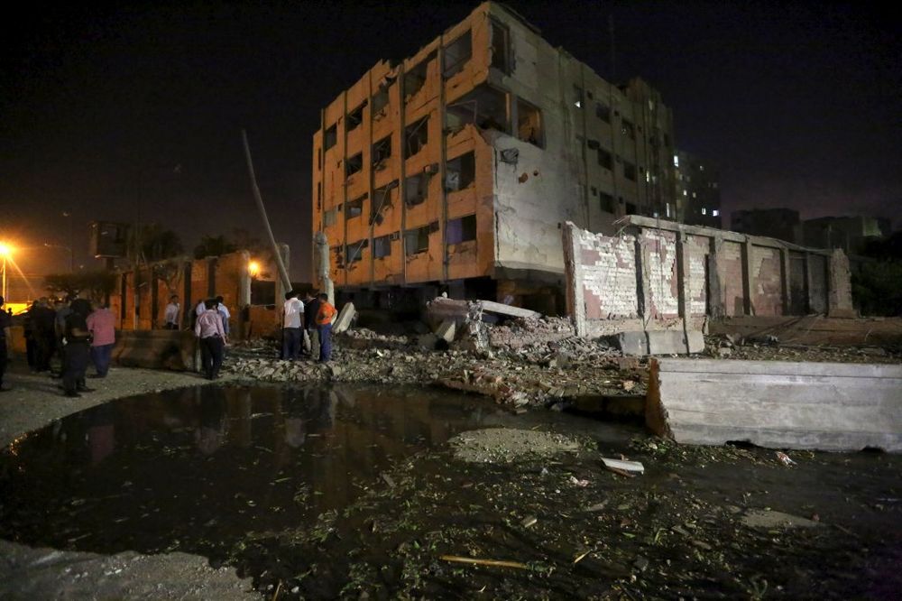 (VIDEO) NAPAD NA SIMBOL DRŽAVE: 29 ranjenih u eksploziji pred zgradom snaga bezbednosti u Kairu