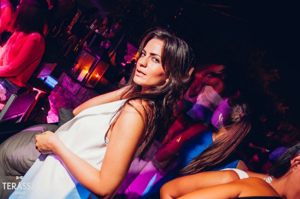 IZDOMINIRALA: Milica Pavlović zavodila plesom u klubu Terassa Lounge
