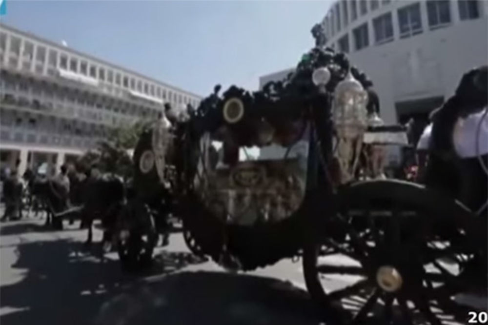 (VIDEO) UZ MUZIKU IZ KUMA: Mafijaški bos sahranjen u Rimu u holivudskom stilu kao Laki Lučano