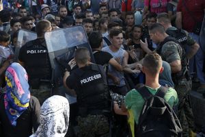 (VIDEO) SVE GORE: Makedonska policija suzavcem rasteruje hiljade migranata, policajca uboli u stomak