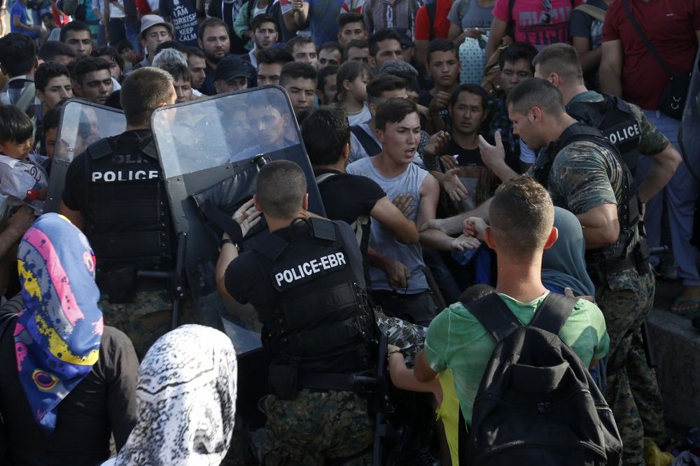 NAPETO NA ĐEVĐELIJI: Makedonija na pušta izbeglice, sa grčke strane ostalo 3.000 ljudi