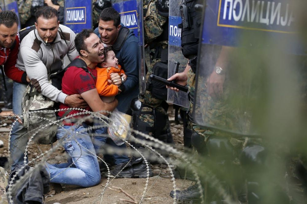 (FOTO) KRV I SUZE: Pogledajte potresne fotografije sukoba migranata i policije u Makedoniji!