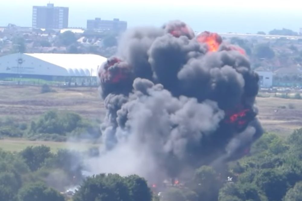 (VIDEO) TRAGEDIJA NA AEROMITINGU: Pogledajte dramatičan pad vojnog aviona na jugu Britanije!