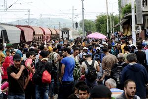 NEMA VIŠE PENDREKA I ŠOK-BOMBI: Policija pustila 1.500 migranata da uđu u Makedoniju