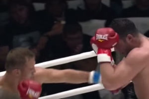 (VIDEO) NOKAUT GODINE: Pogledajte kako je anonimni bokser nokautirao Kličkovog izazivača