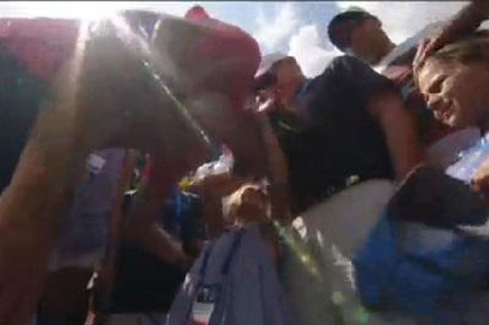 (VIDEO) TATA, TREBA TI KAČKET: Evo kako je Federer sa ćerkama proslavio pobedu nad Noletom