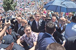 OGROMAN PROPUST OBEZBEĐENJA BIH: Vučića u Srebrenici od rulje čuvala samo dva policajca!
