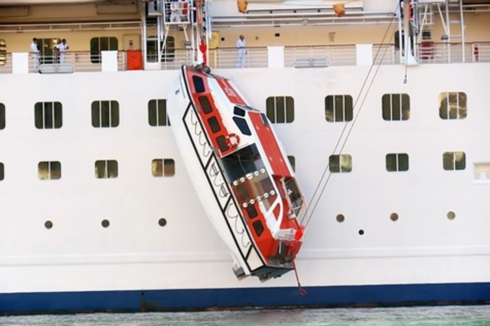 U PROBLEMU: Čamac ostao da visi na boku kruzera, ne može da isplovi iz Kotora!