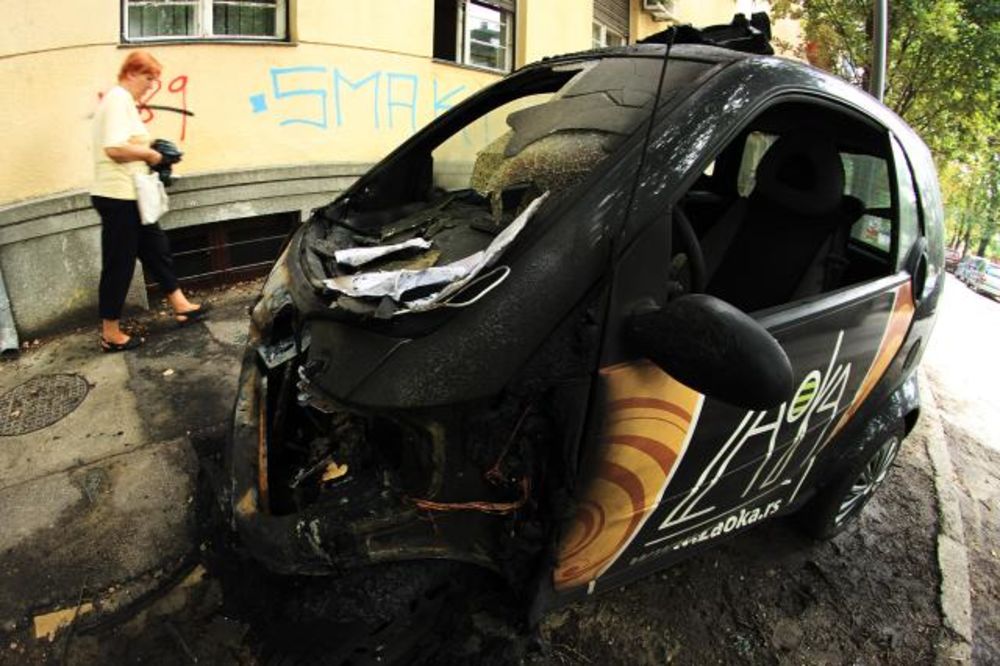 (FOTO) OSTALE SAMO OLUPINE: Izgorela dva automobila u Novom Sadu