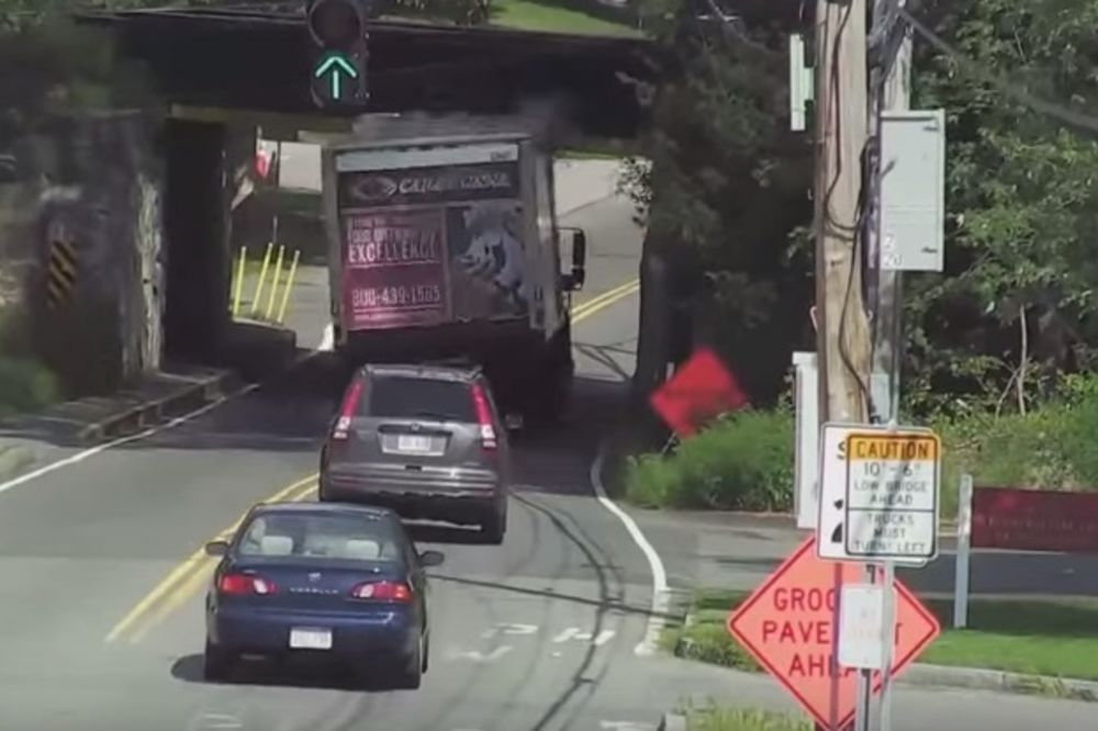 (VIDEO) NIŠTA MU NE MOGU: Ovo je nadvožnjak poznat kao ubica kamiona