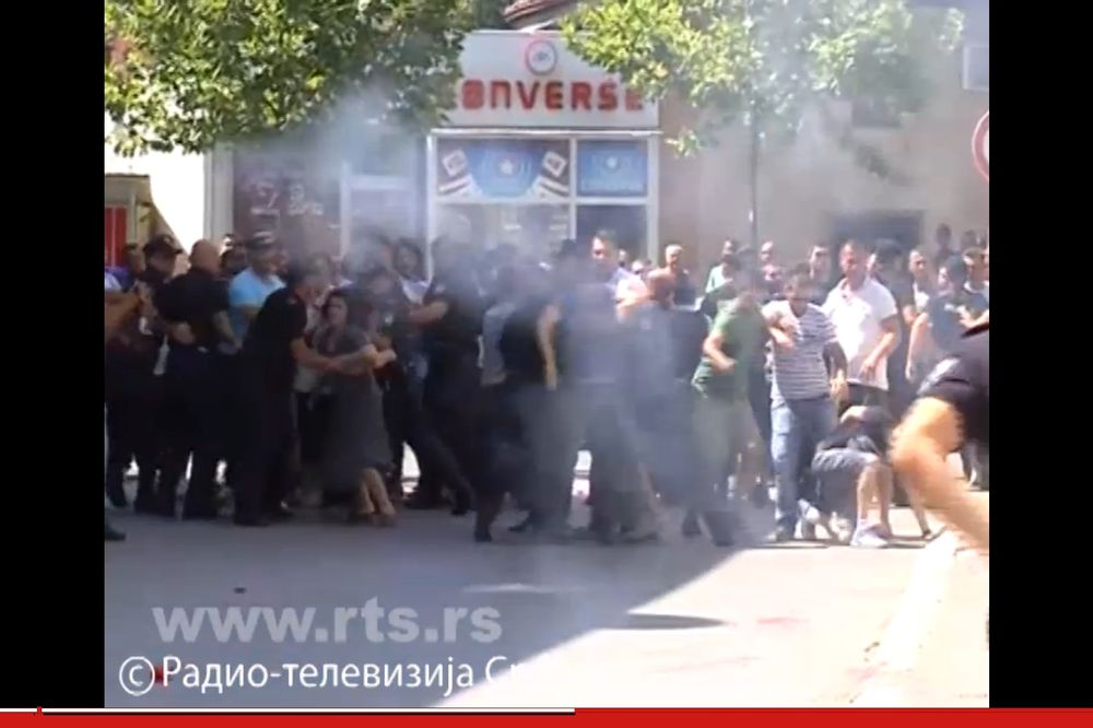 FOTO NAPAD NA SRBE U ĐAKOVICI: Albanci probili kordon, bacali petarde i gađali policiju farbom