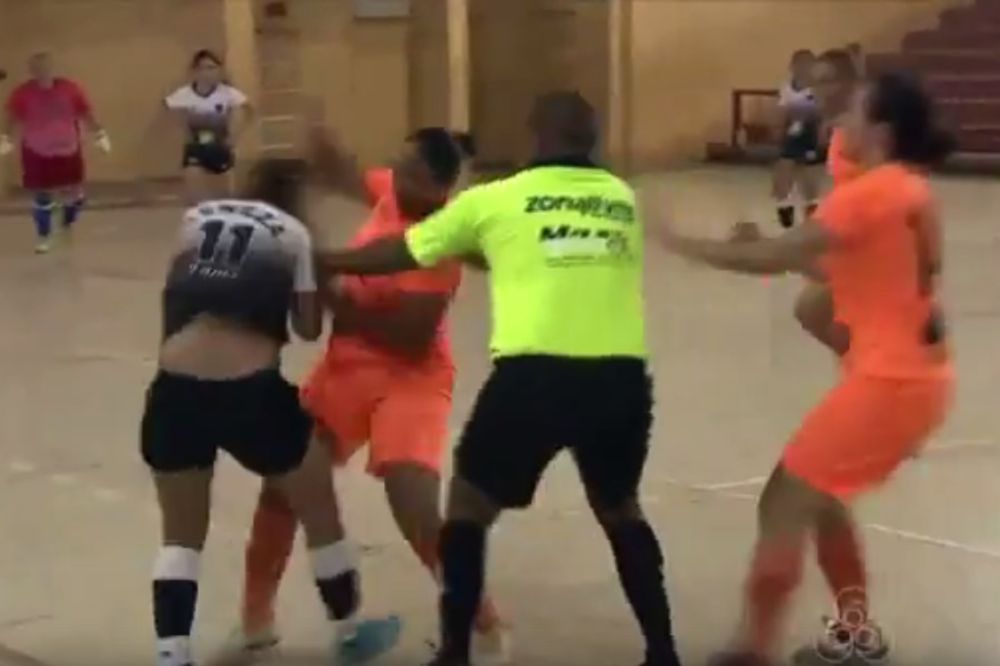 (VIDEO) START ZA ZATVOR: Ovakva brutalnost na ženskoj futsal utakmici odavno nije viđena